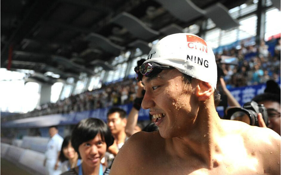 2015全国游泳锦标赛 宁泽涛赛后被记者围拍