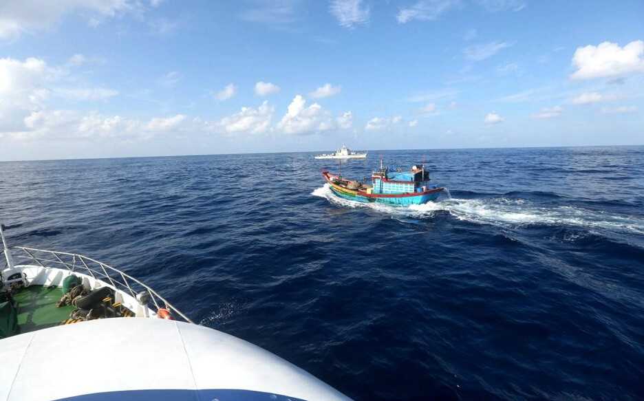 南海三沙军民巡逻 驱赶非法入境渔船