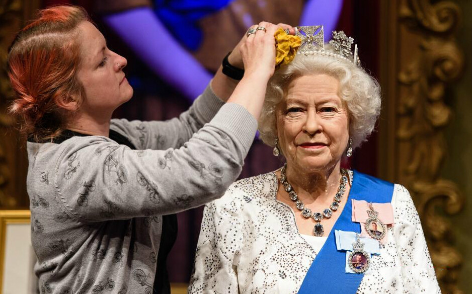 英女王将成在位时间最长君主 蜡像被精心“打扮”