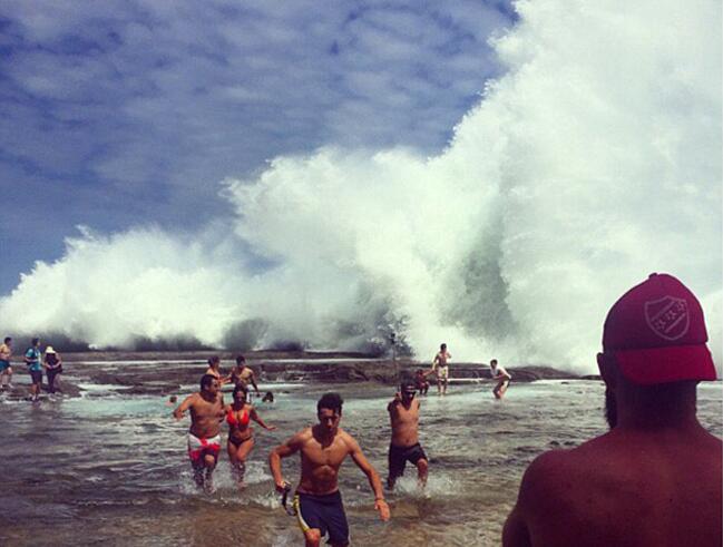 滔天巨浪袭击悉尼海岸 上百游客被拍中多人受伤