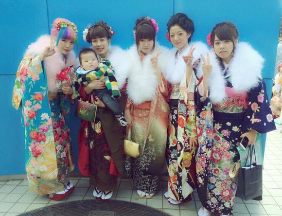 日本少女参加20岁成人节 女生抱娃参加