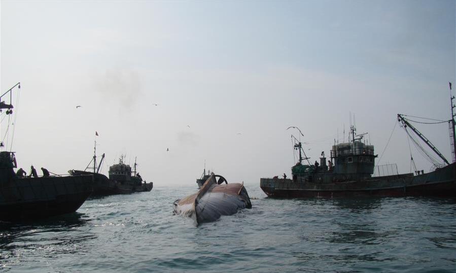 一艘中国渔船在韩国南部全罗南道可居岛附近海域翻沉