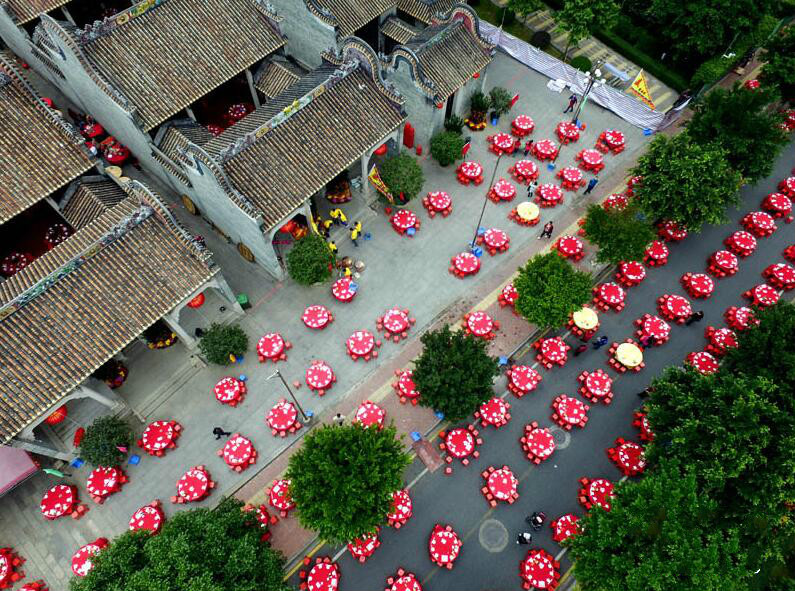 航拍广州“著名土豪村”的热闹年俗 流水席如“长龙”