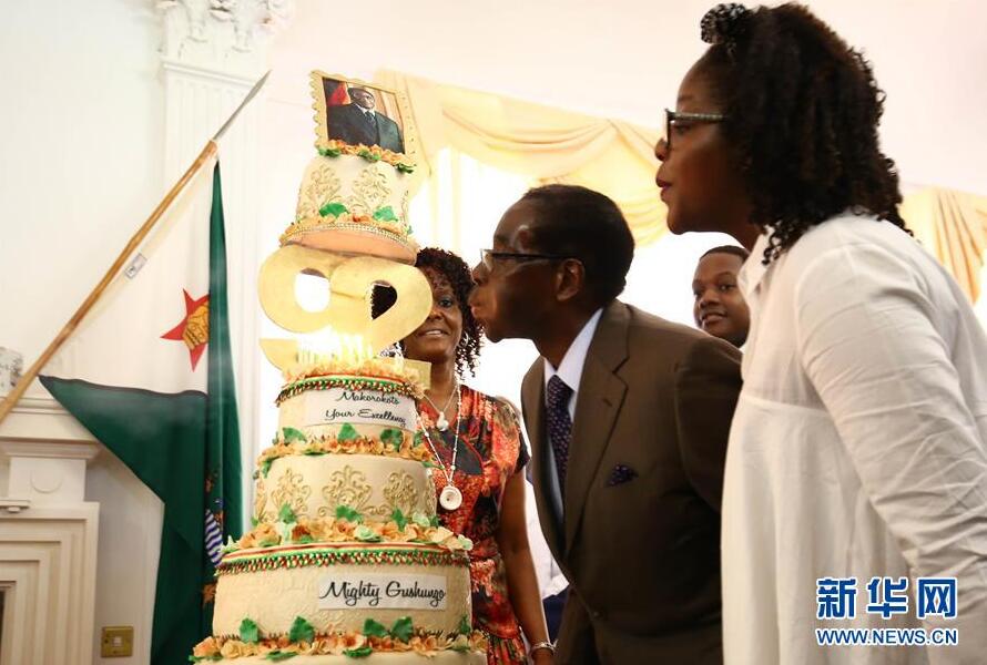 津巴布韦总统穆加贝度过92岁生日