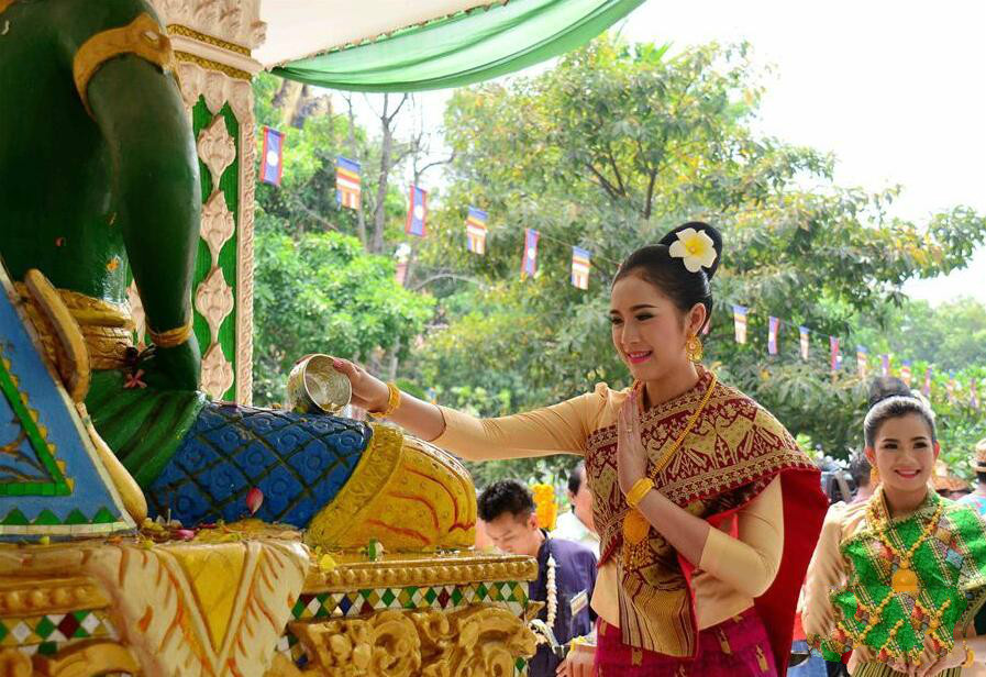 老挝庆祝泼水节